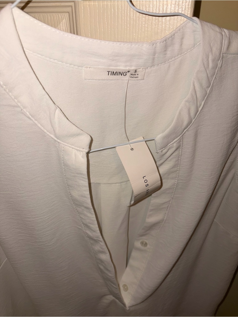 *BRAND NEW* Women’s Small Timing White Sleeveless V-Neck Blouse - Picture 2 of 5